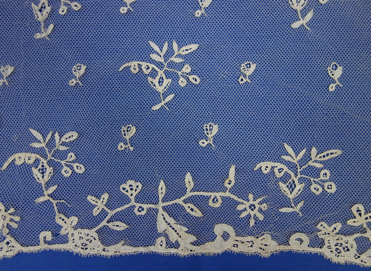 Detail of a Carrickmacross lace shawl, Ireland, mid-19th century (TRC 2008.0453).