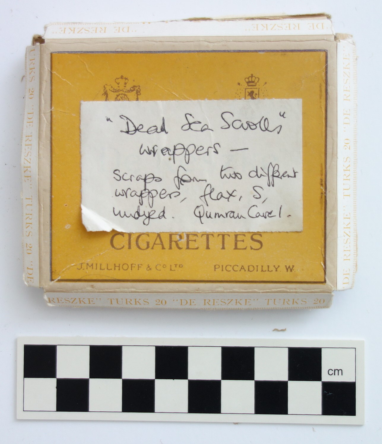 The cigarette box (TRC 2019.2410) originally filled with Qumran 1 textile fragments. The hand writing is that of Elisabeth Crowfoot.