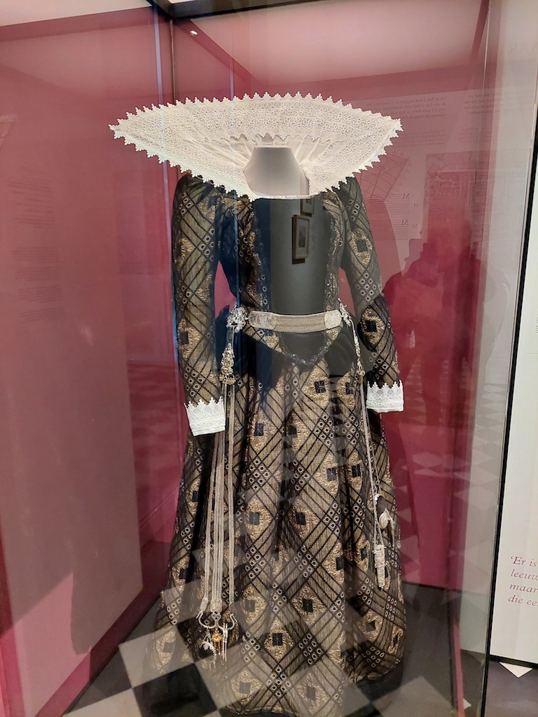 Modern interpretation of 17th century woman’s dress (on loan from Stichting Kaeskoppenstad), with the silver chatelaine of Martjen Bootes, 1669-1693 (on loan from the Fries Museum, Leeuwarden). Photograph by Shelley Anderson.
