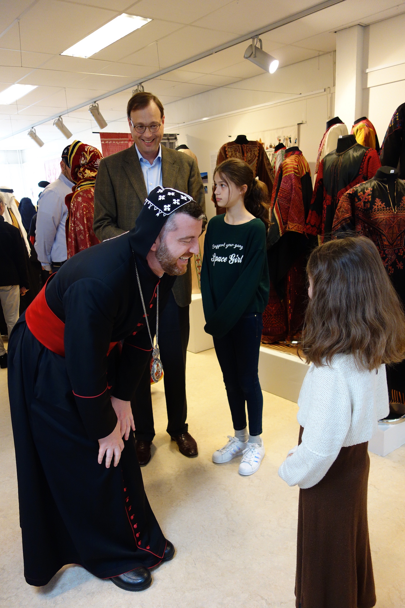 His Excellency Mor Polycarpus Augin Aydin (Metropolitan of the Syriac Orthodox Church in The Netherlands), talking with one of the young guests.