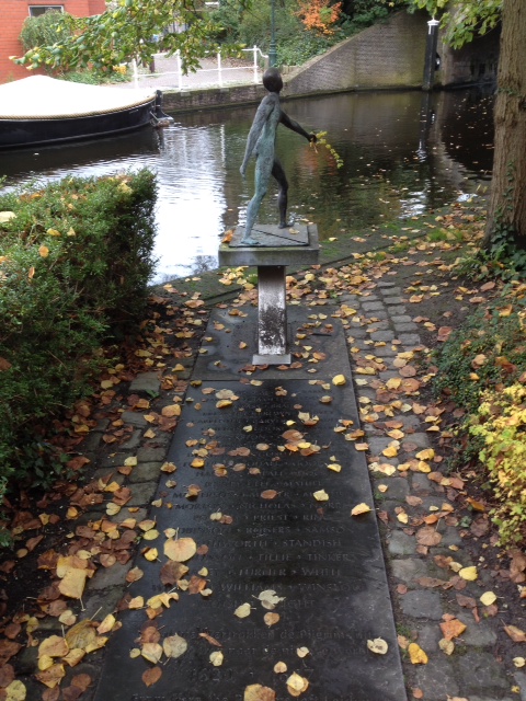 Monument in Leiden along the Vliet, marking embarkation point of the Pilgrim Fathers leaving Leiden for Plymouth, and hence to America, in 1620.