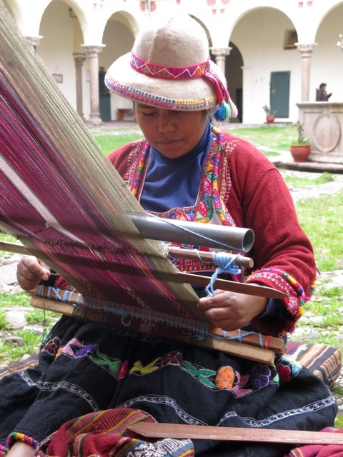 Woman from Lima, Peru, with backstrap loom. Photo: Jefke van Iterson 2014.